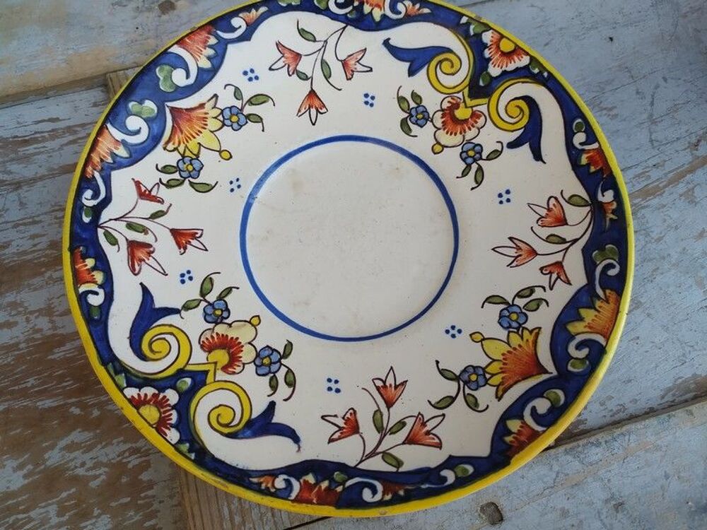 Grande Tasse et Soucoupe Fa&iuml;ence de Dieppe 
Décoration