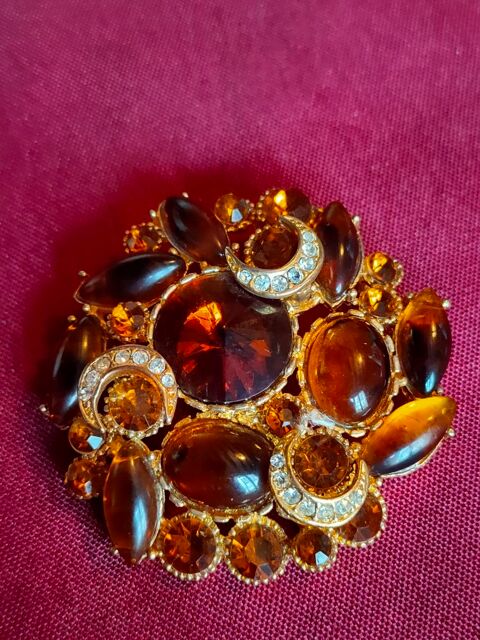 Ancienne broche en métal doré avec perles fines marrons 30 Avermes (03)
