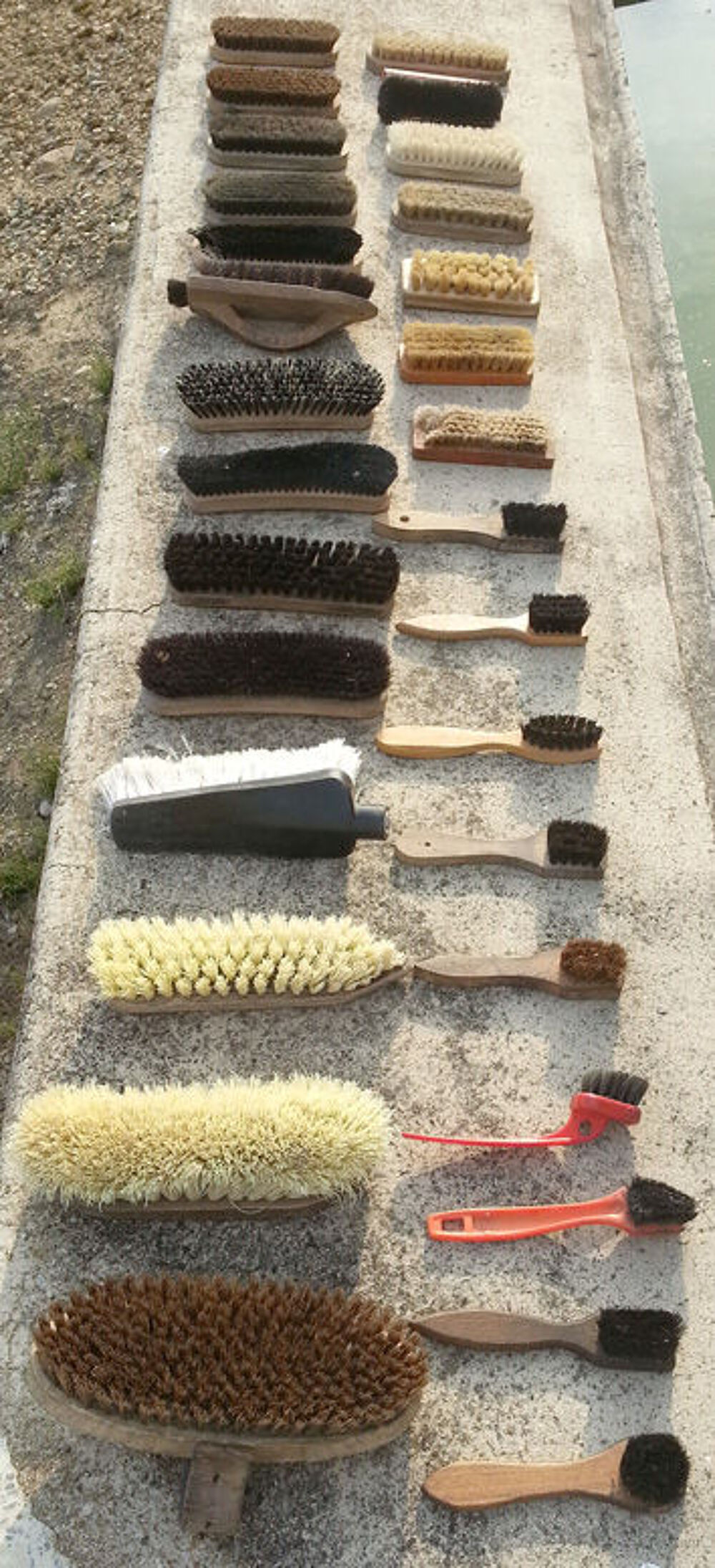 30 petites brosses en bon &eacute;tat 