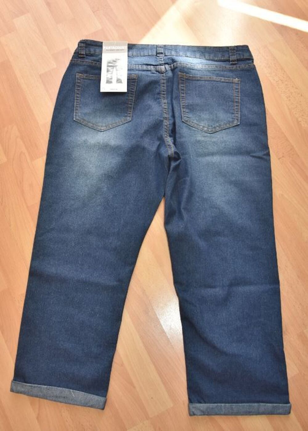 NEUF. Jean pantacourt stretch 44. NEUF avec &eacute;tiquette ! Vêtements