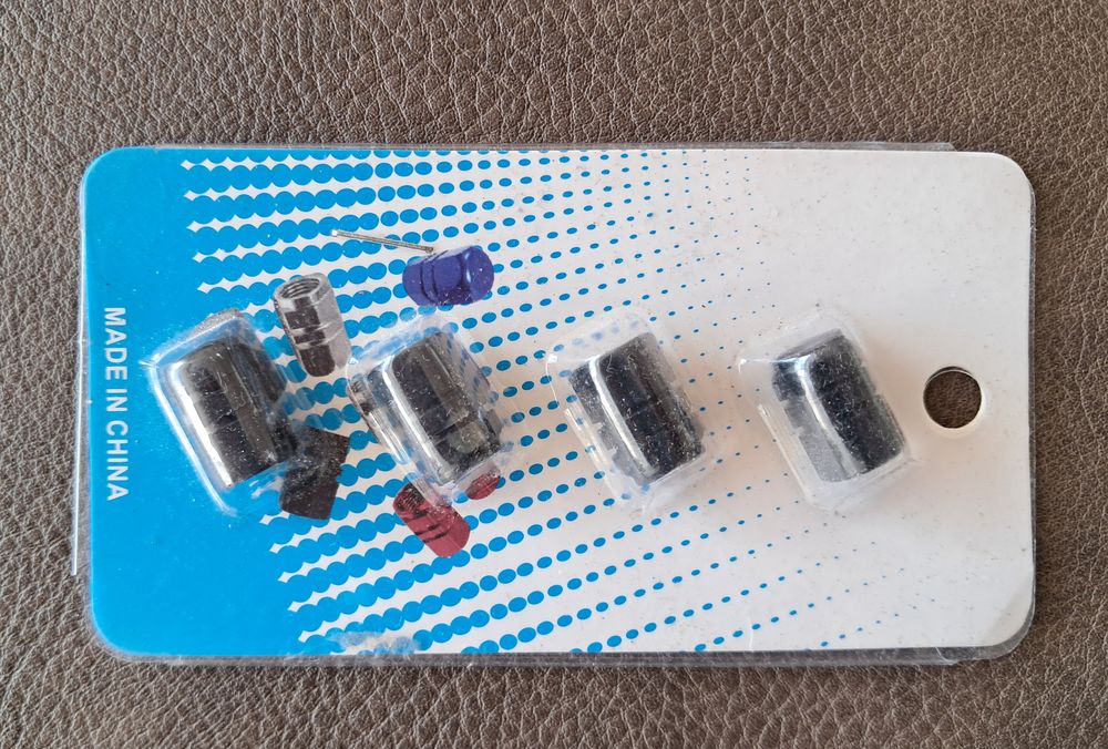 lot de 16 valves pneu pour v&eacute;lo vtt moto voiture 
1,5x1 cm
Sports