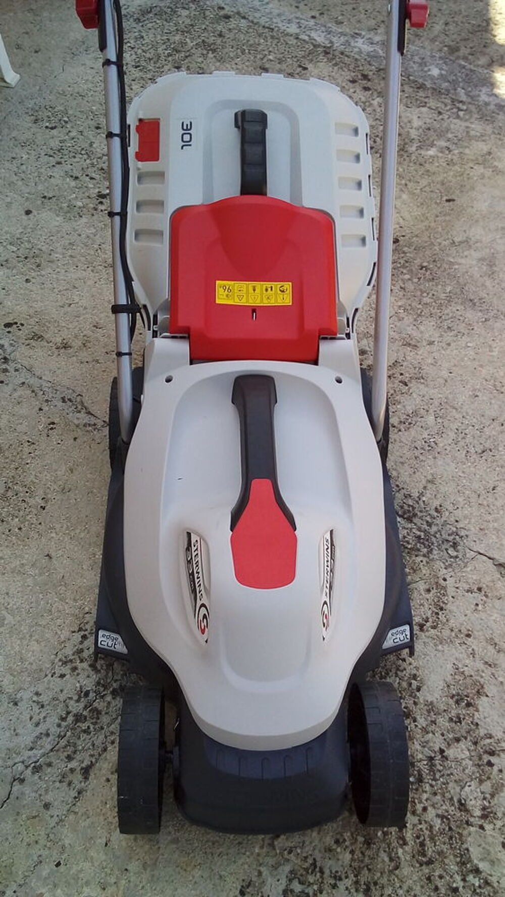 tondeuse &eacute;lectrique sterwins 1400w ; 33 cm ;en tr&egrave;s bon &eacute;tat Bricolage