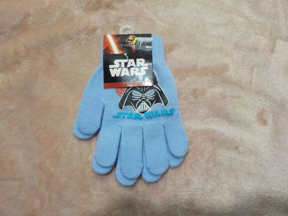 GANTS BLEU CIEL Dessin Star Wars Neufs avec &eacute;tiquette
Vêtements enfants