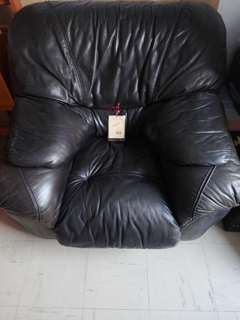Canap&eacute; et fauteuil en cuir noir v&eacute;ritable grande marque . Meubles