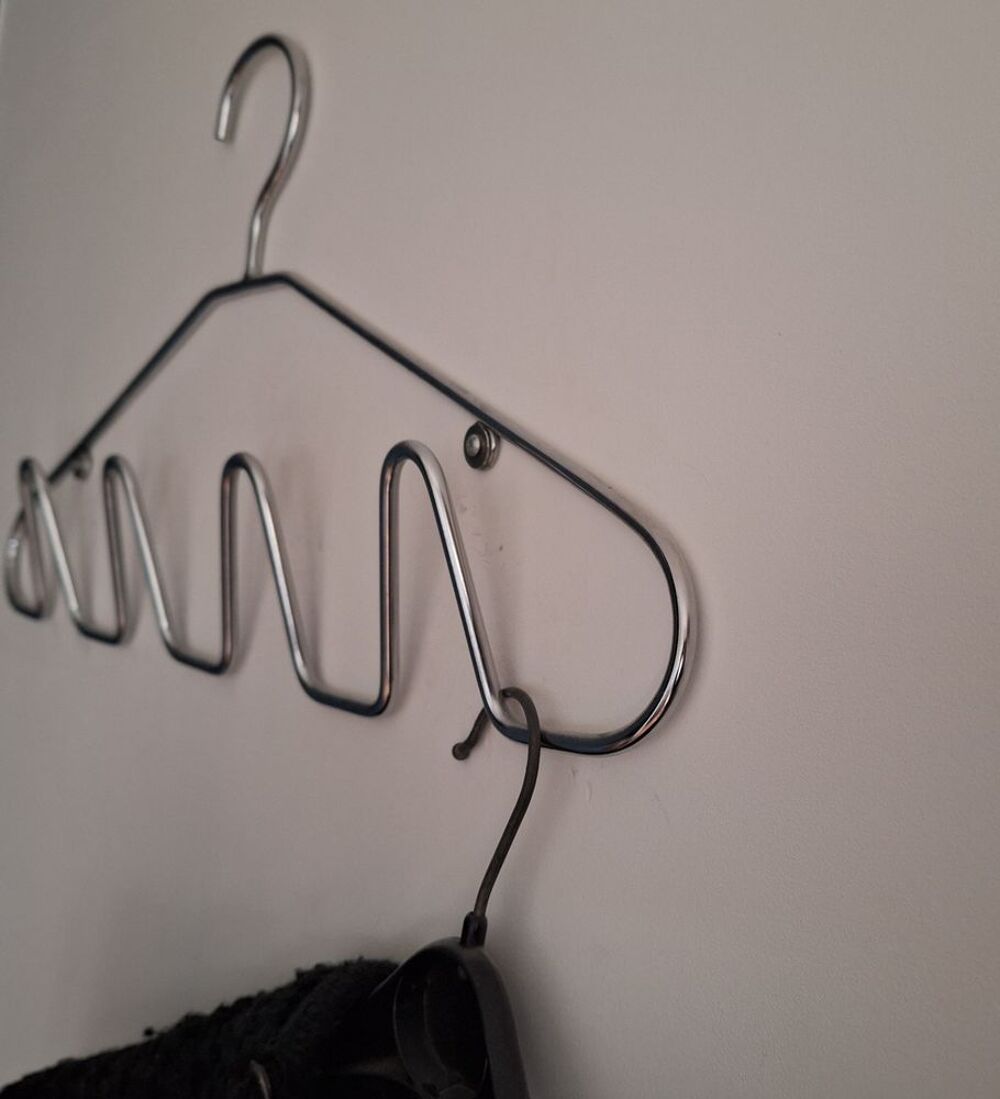 Pat&egrave;re murale en forme de cintre, en m&eacute;tal chrom&eacute; Décoration