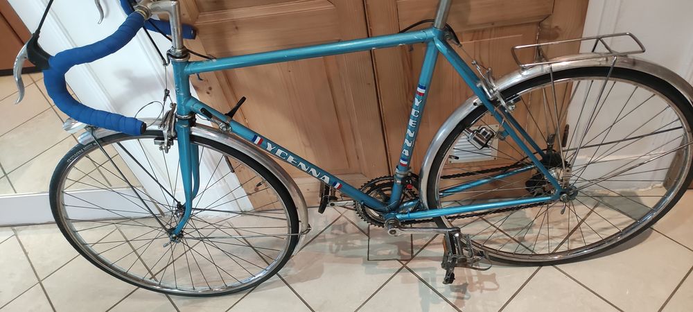 Rare Un v&eacute;lo de course YCENNA cadre acier bleu 57 cm. Tr&egrave;s b Vélos