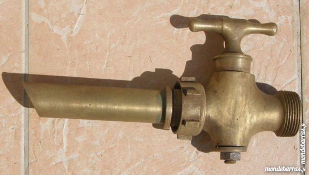 Robinet ancien en cuivre (mod&egrave;le 1) Décoration