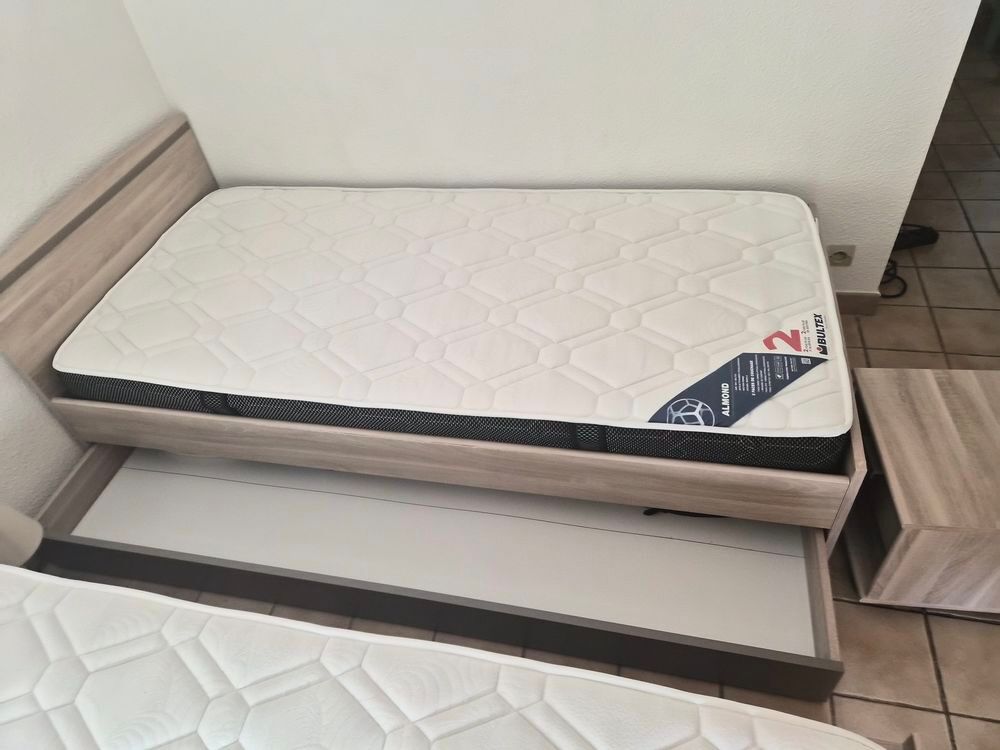 Lot de deux lits simples avec matelas Bultex Meubles