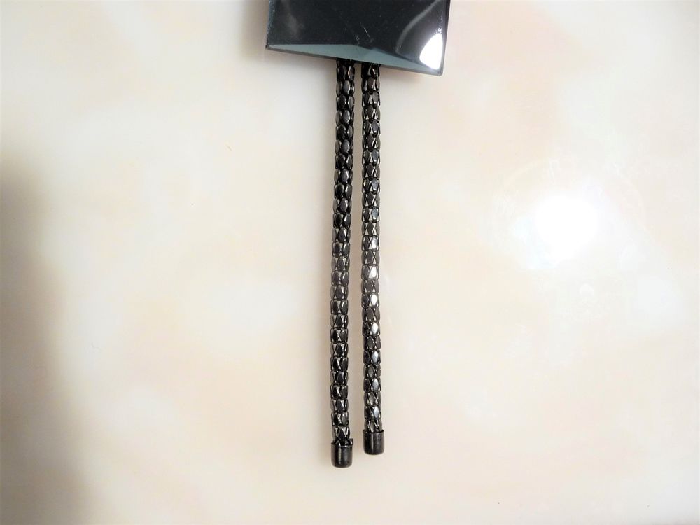 Collier/ Sautoir en M&eacute;tal Gris Fonc&eacute; avec Carr&eacute; Miroit&eacute;-Neuf Bijoux et montres