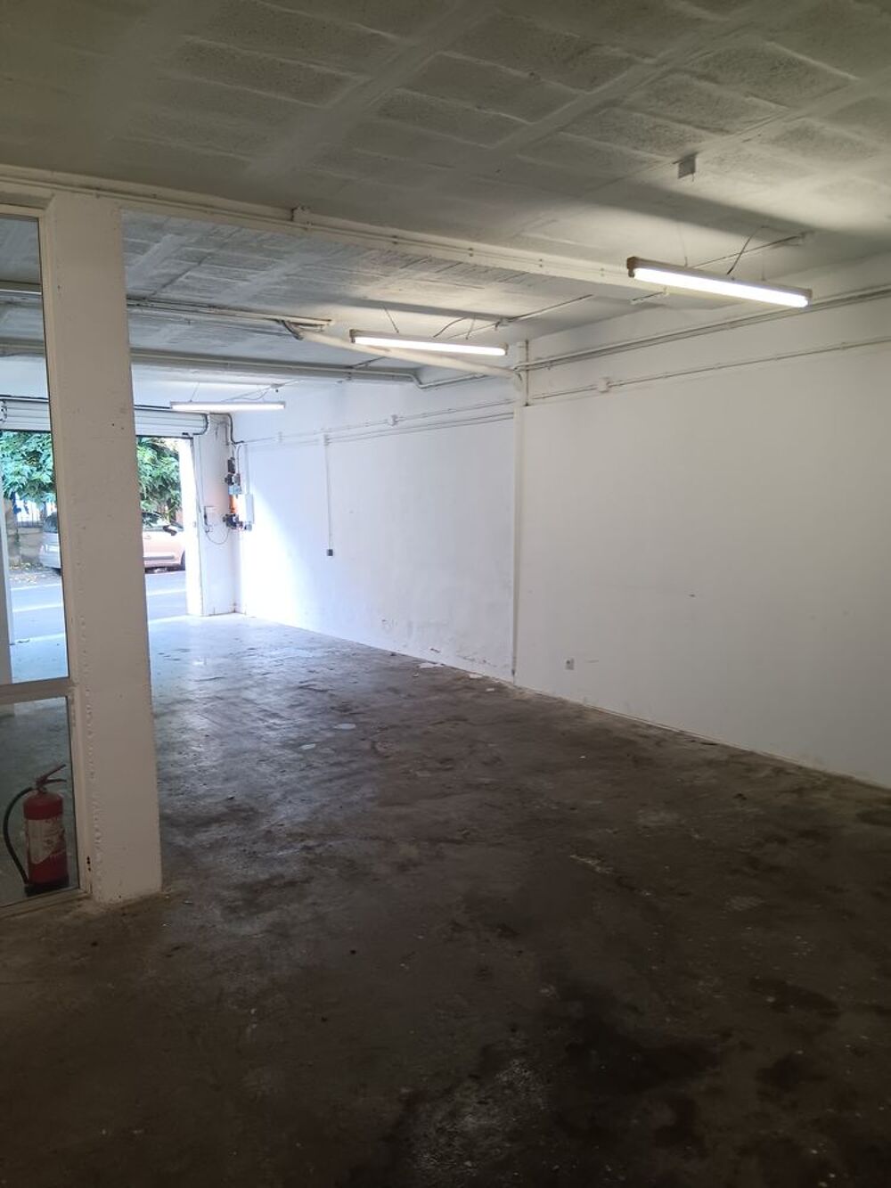 Location Parking/Garage local de 95 m², avec un wc et évier, Perpignan