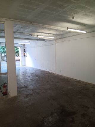  Parking / Garage à louer 94 m²