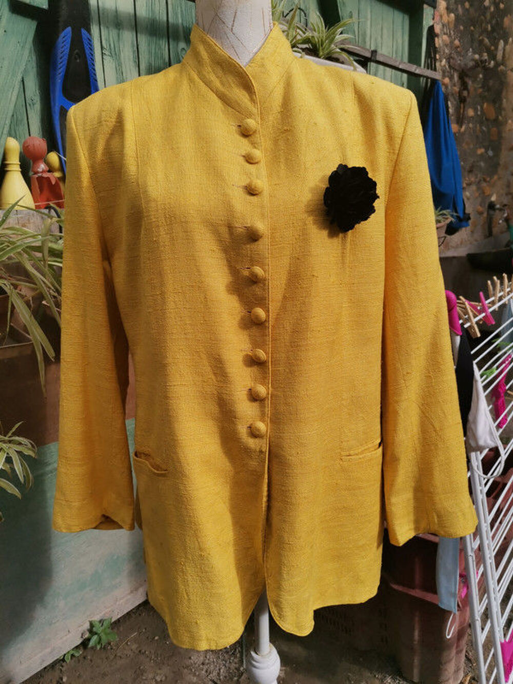 tr&egrave;s jolie veste jaune Vêtements