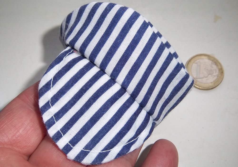 Casquette ray&eacute; blanche et bleue poup&eacute;e Jeux / jouets
