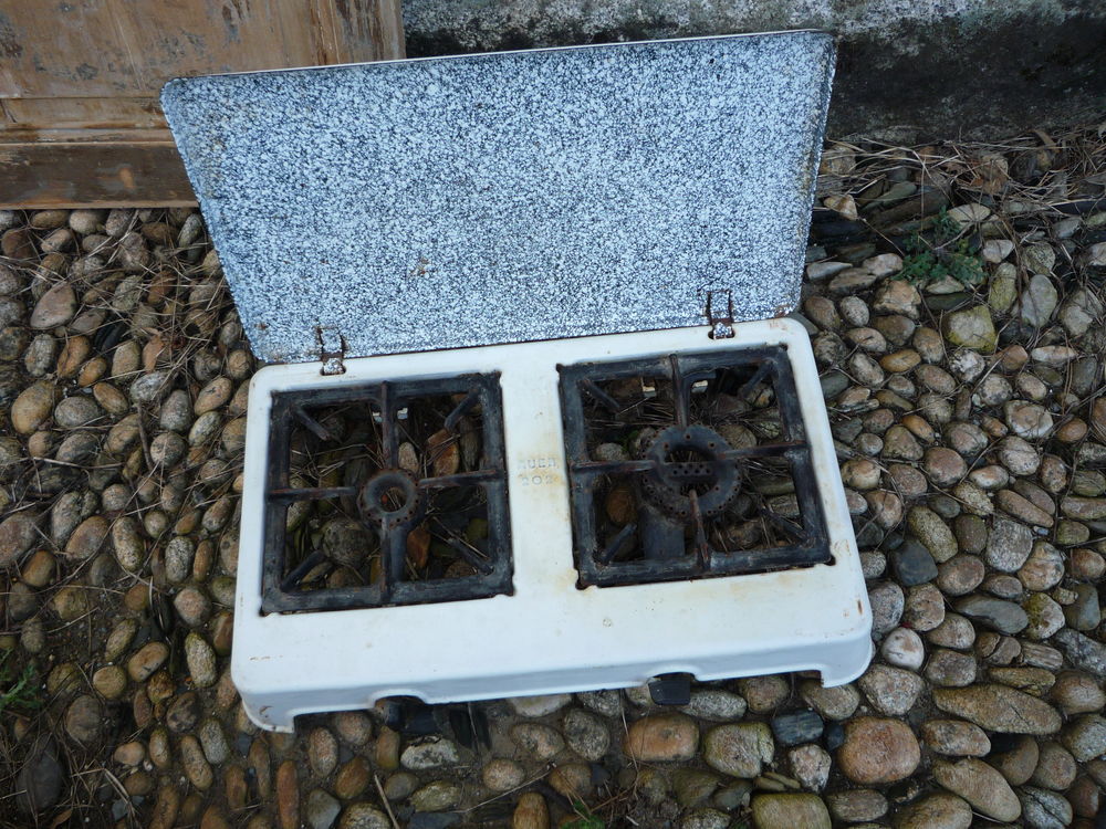 R&eacute;chaud &agrave; gaz 2 feux , blanc avec couvercle
Electroménager