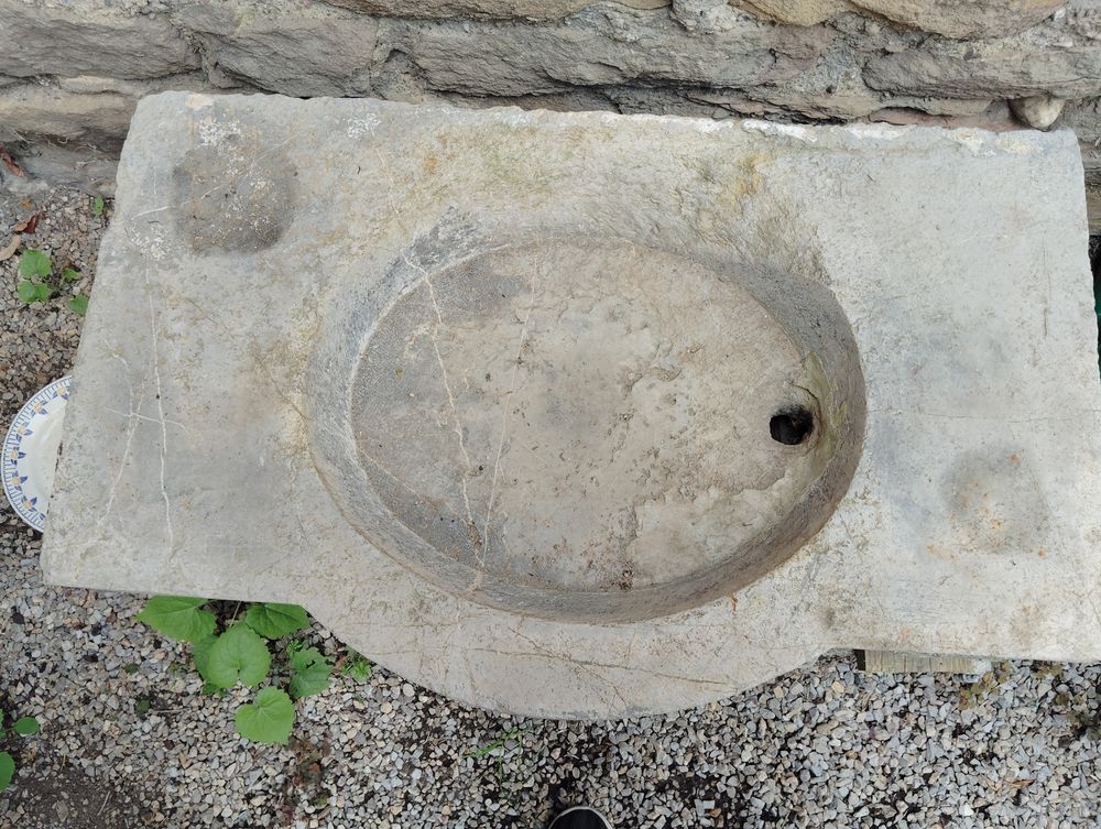 Ancien &eacute;vier en pierre Jardin