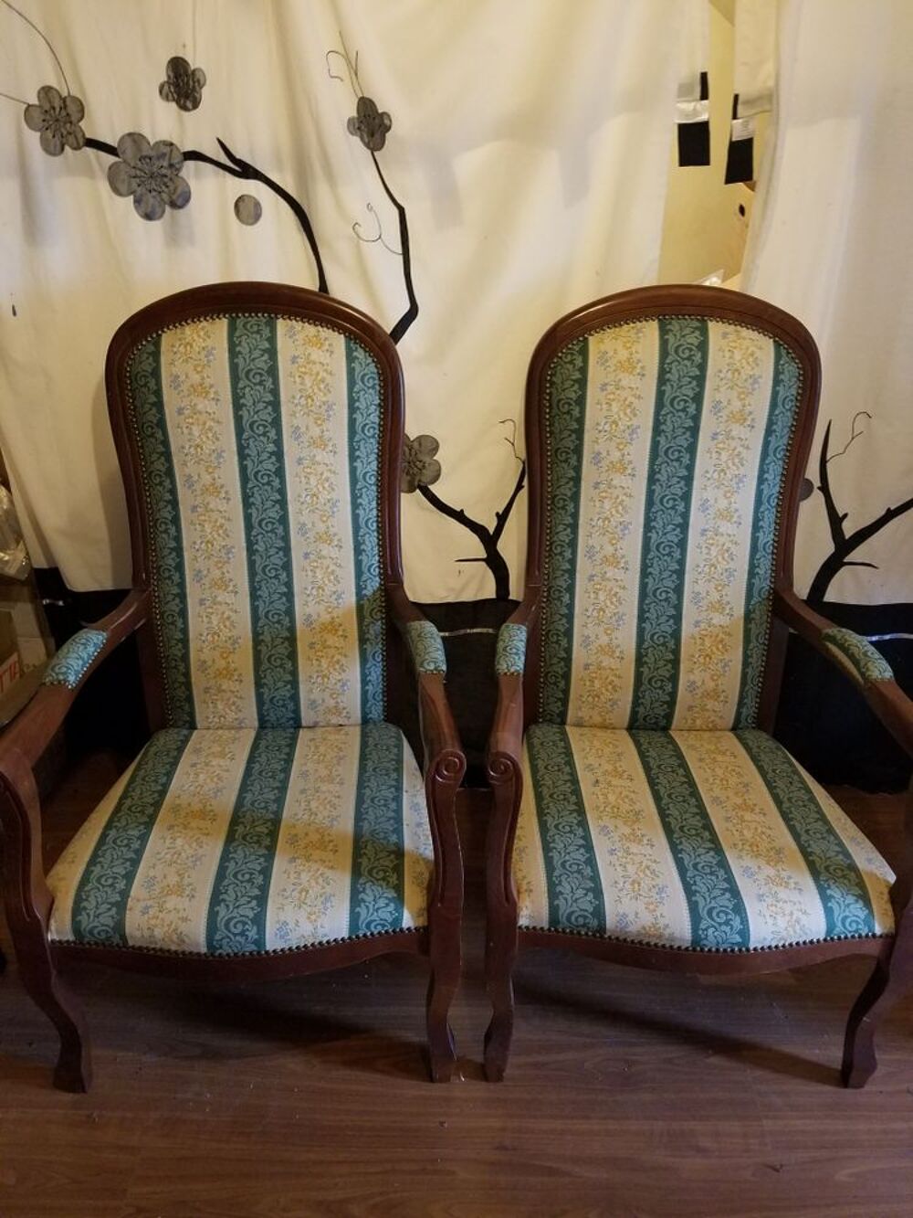 DEUX MAGNIFIQUES FAUTEUILS LOUIS XV Meubles