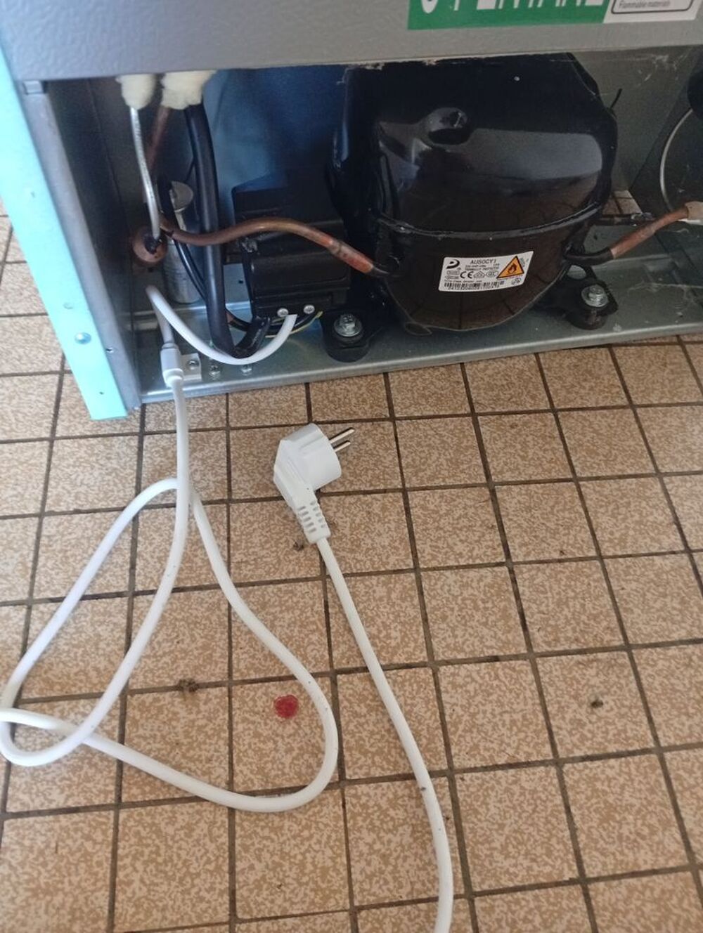 Petit frigidaire de la marque FAR Electroménager