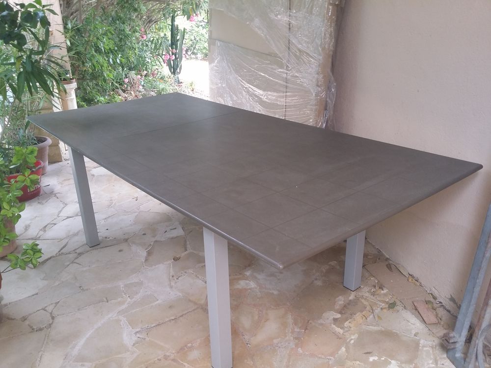 Grande Table pour ext&eacute;rieur. Jardin
