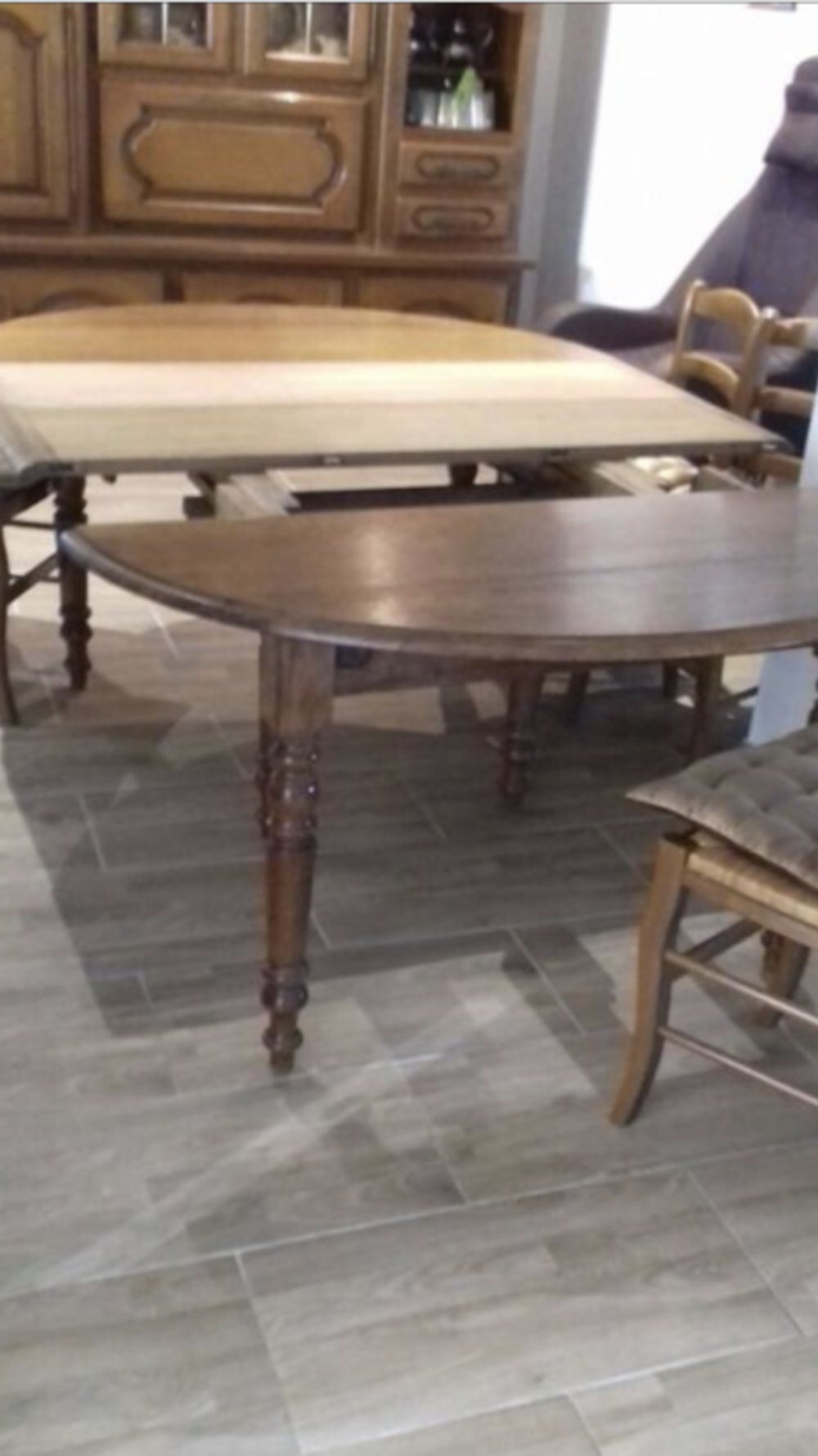 table + chaises 
Bois massif Meubles