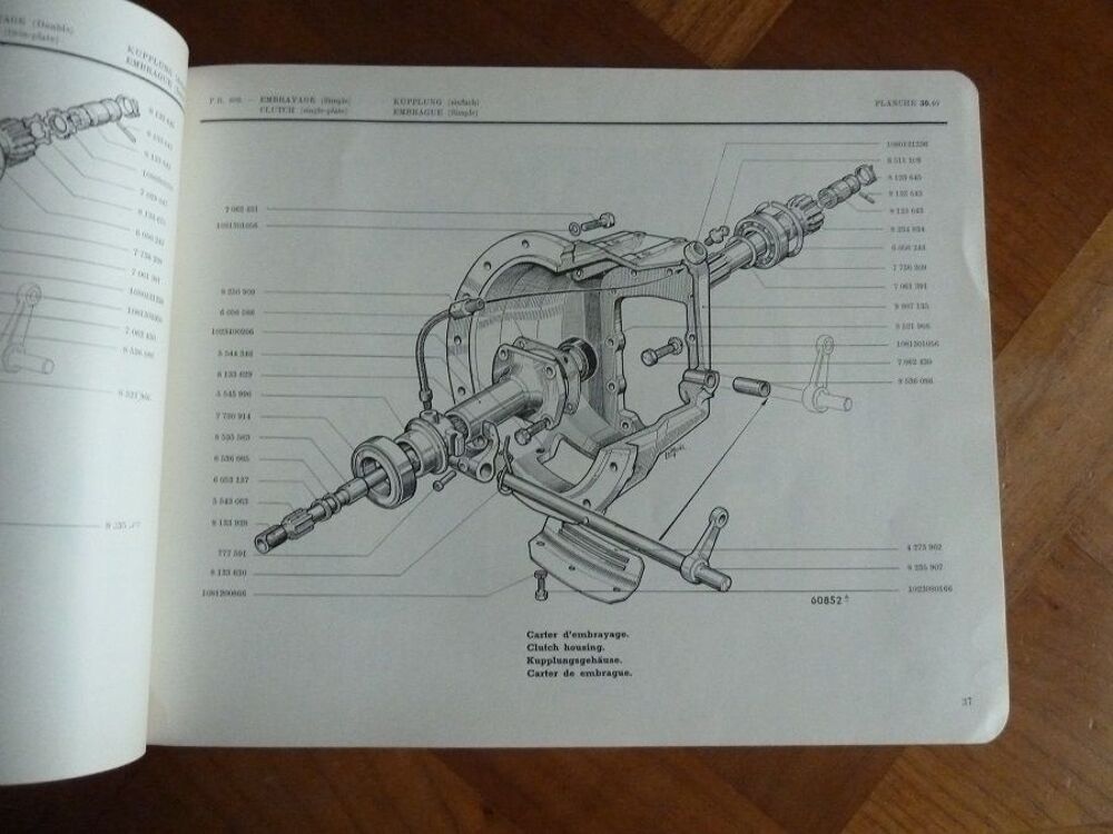 Catalogue de pi&egrave;ces d&eacute;tach&eacute;es pour tracteur RENAULT Livres et BD