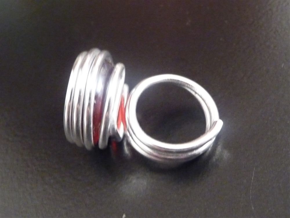 Bague Ronde en M&eacute;tal Argent&eacute; avec sa Bille de Verre Rouge Bijoux et montres