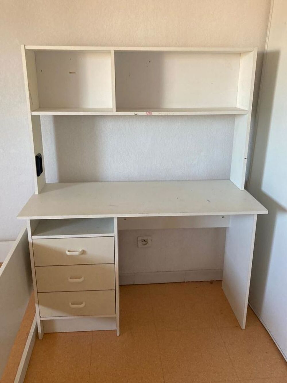 Bonjour je donne un bureau enfant, et 2 meubles de cuisine.
Meubles
