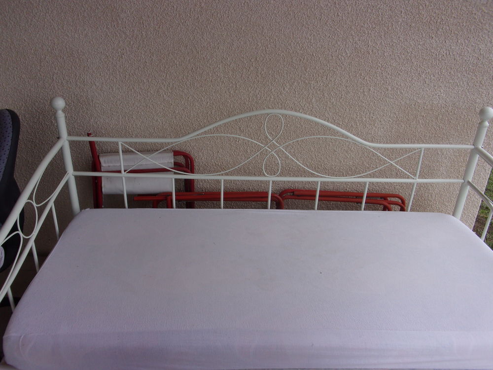 lit banquette fer blanc sommier renforc&eacute; (une place : 90 ) Meubles