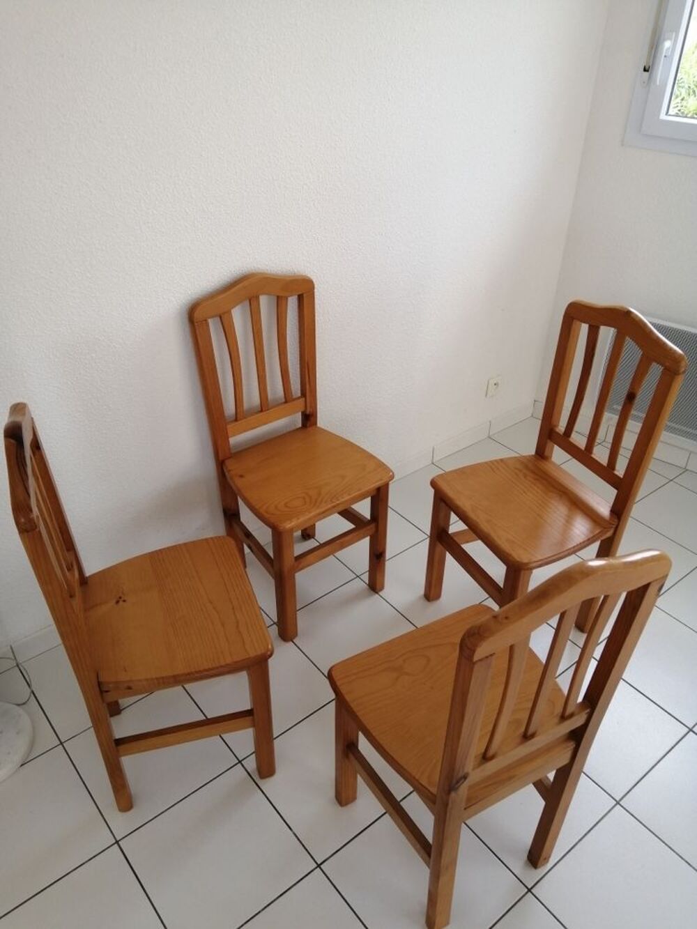 4 chaises en bois massif Meubles