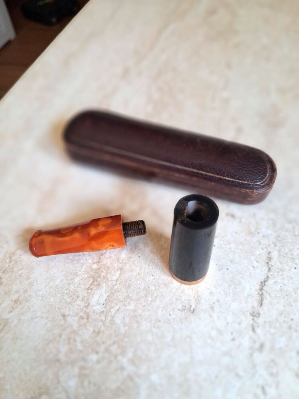 Fume-cigare vintage or, bak&eacute;lite et ambre 