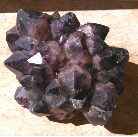 Min�raux G�ode De Am�thyste Violet Gros Cristaux, Br�sil 380 Roquefort-les-Pins (06)