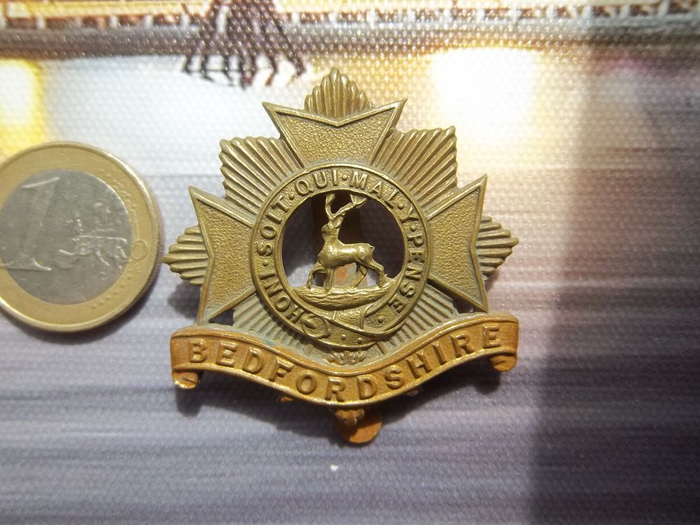insigne militaire Anglais Cap Badge- Bedfordshire Rgt 