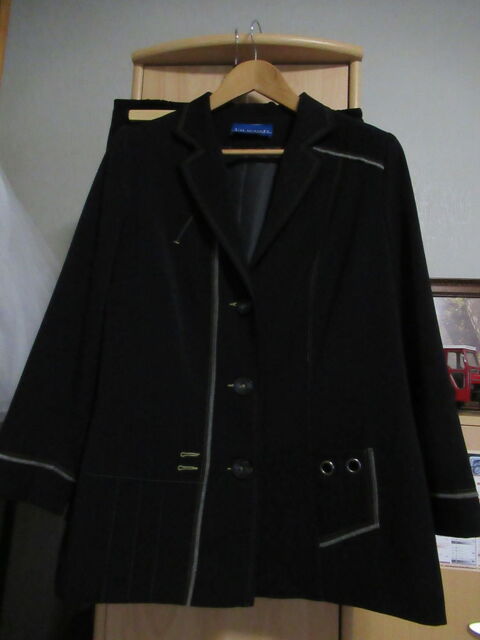 Tailleur veste et jupe noire taille 46-48 20 Cernay (68)