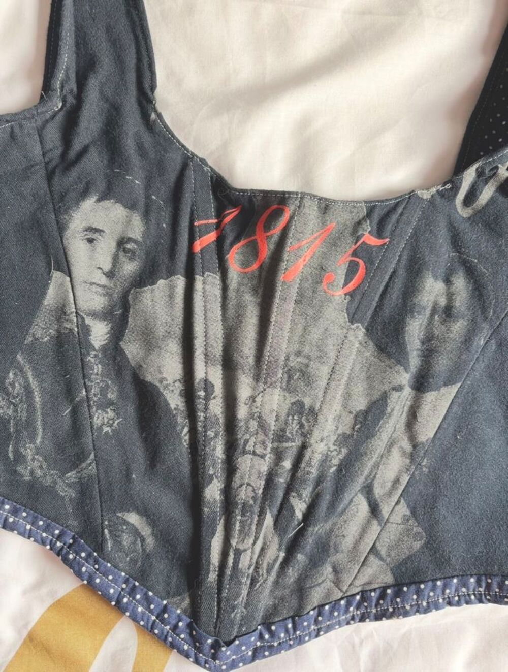 Top corset arty vintage retravaill&eacute; pi&egrave;ce unique Vêtements