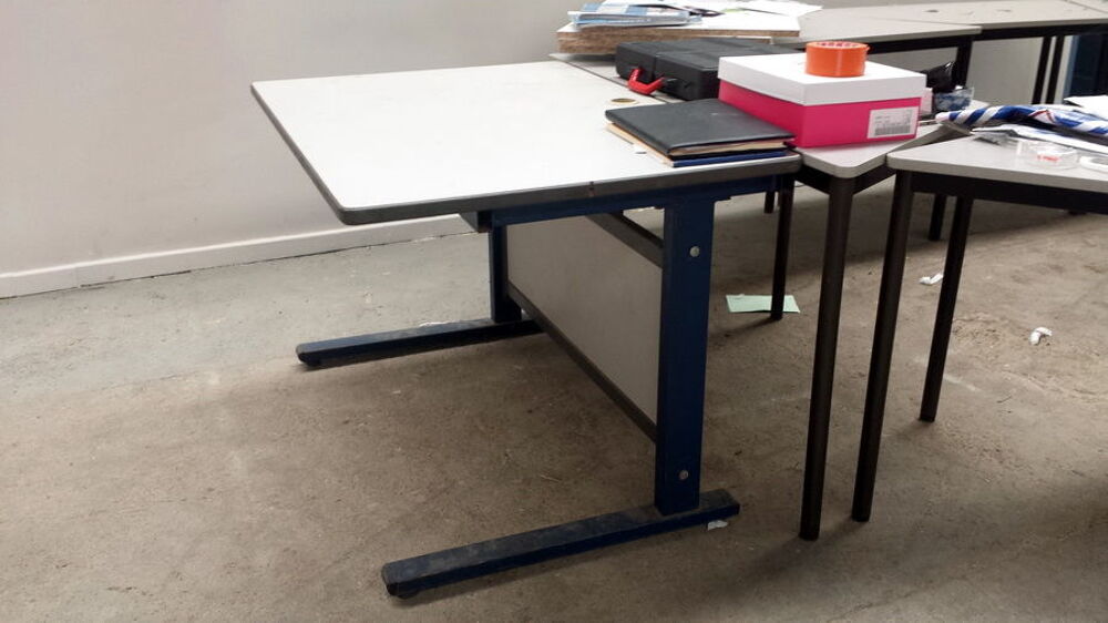 Bureau avec ouverture sur plateau pour fils de PC
Meubles