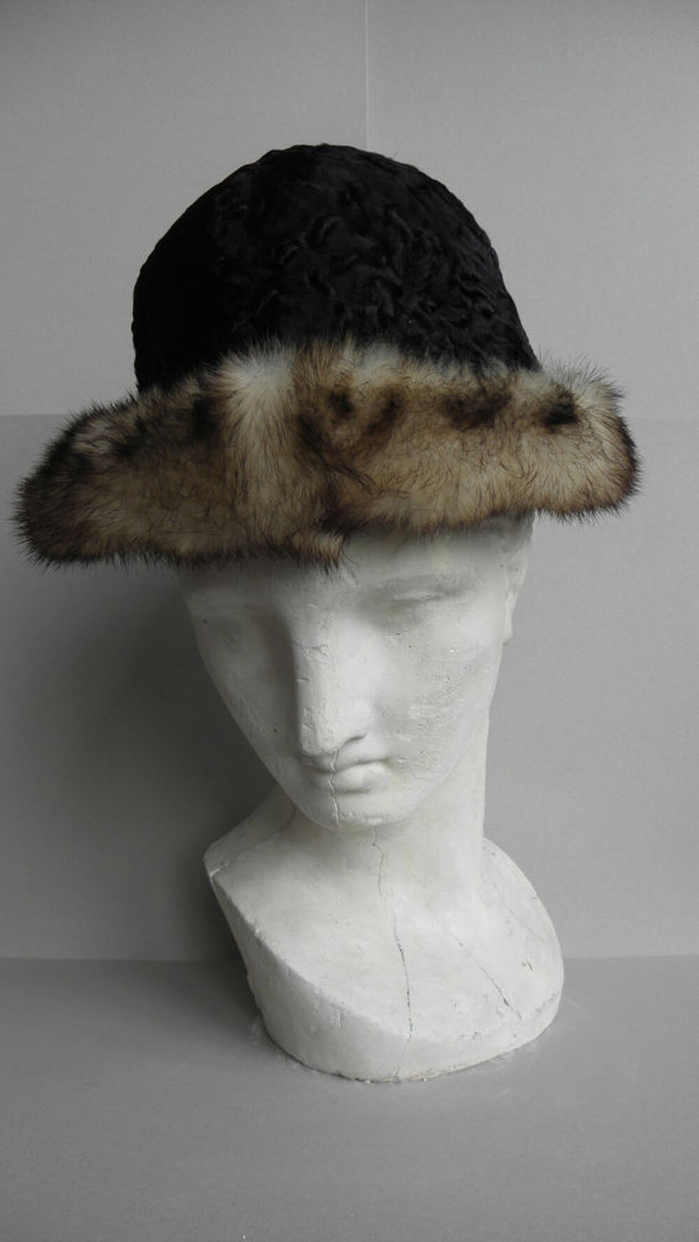 Chapeaux en fourrure v&eacute;ritable. Vêtements