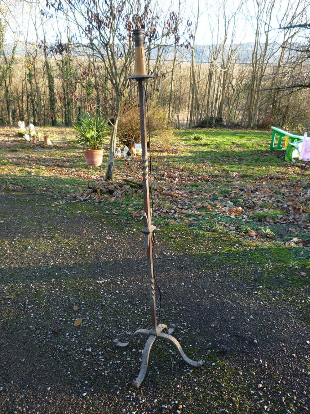 Lampadaire/lampe pieds fer forg&eacute; belle &eacute;paisseur
h 163cm
Décoration