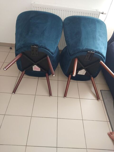Deux fauteuils en velours  200 Carpentras (84)