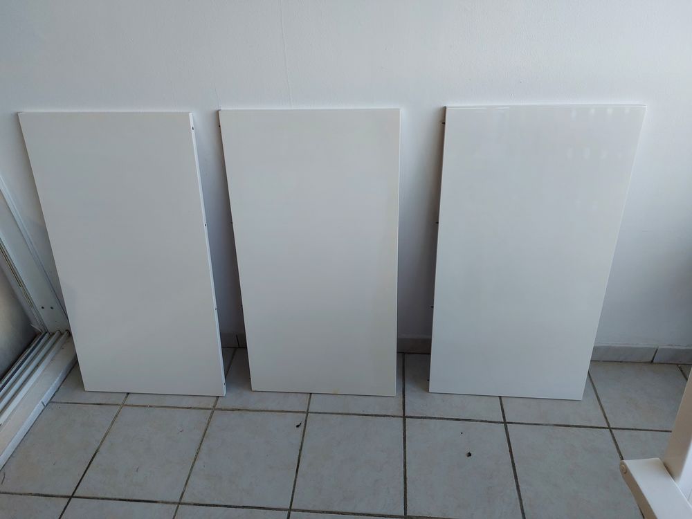 SUPERBE TABLE EN LAQUE BLANC AVEC 4 RALLONGES . Meubles