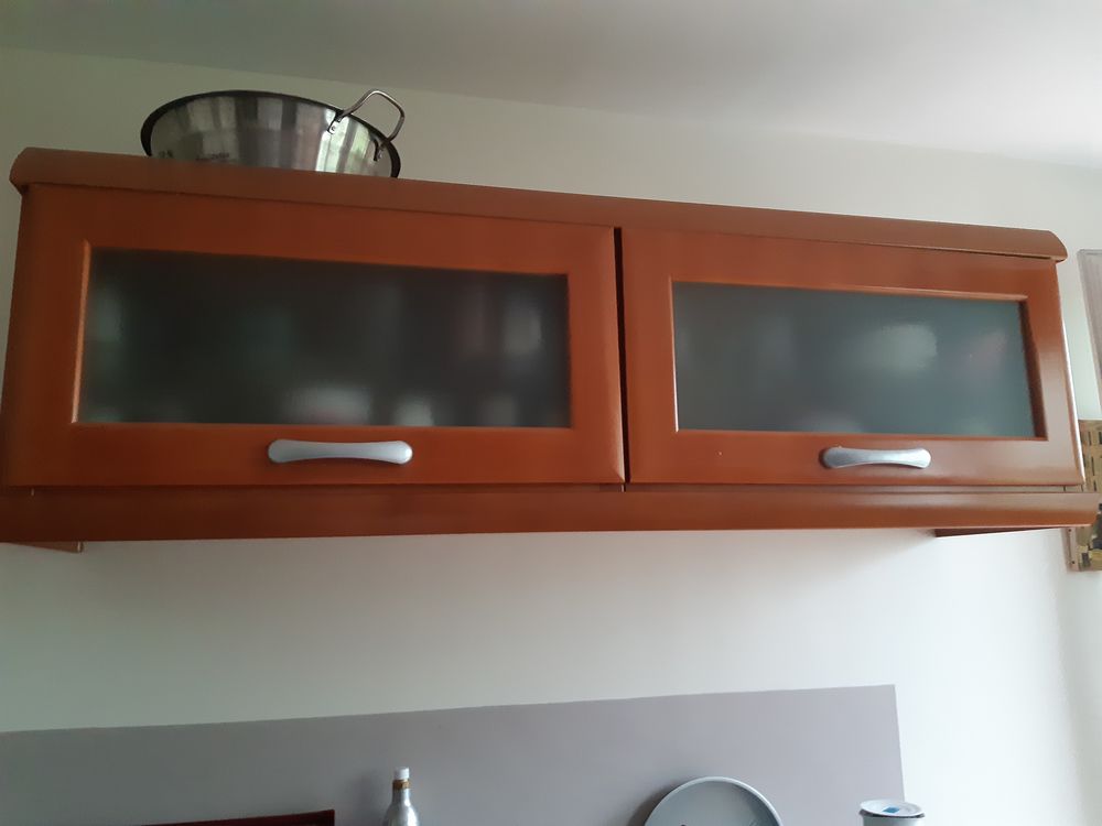 cuisine am&eacute;nag&eacute;e bois et beige avec table Cuisine
