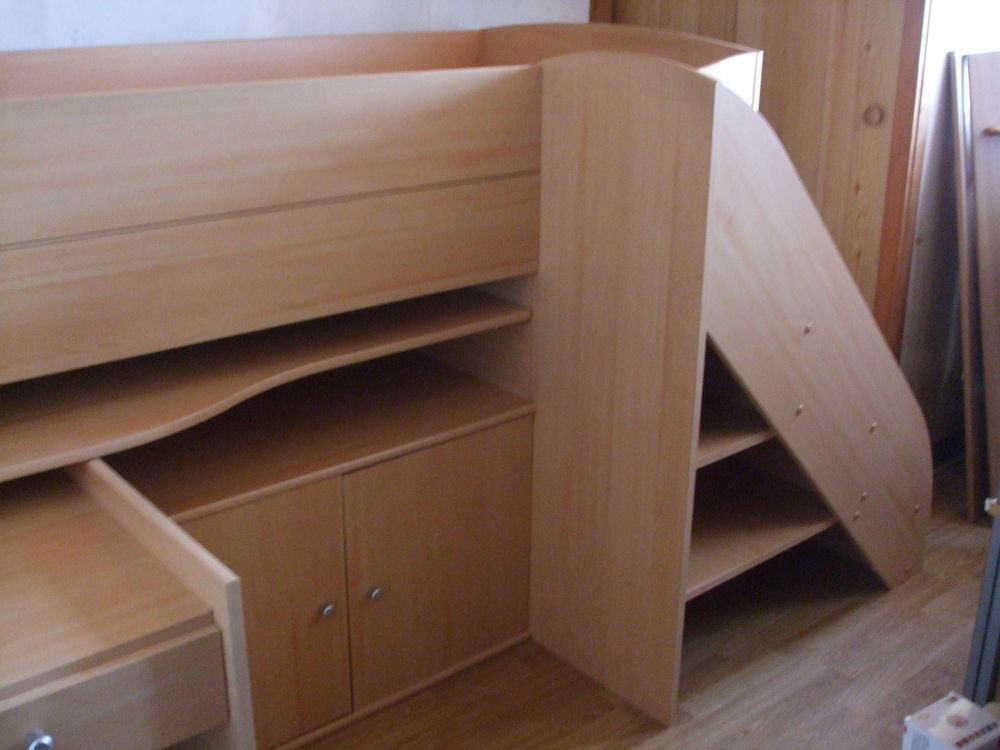 Lit 90x200 en hauteur (bureau int&eacute;gr&eacute; et nbreux rangements Meubles