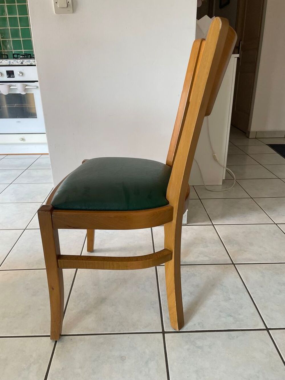 Chaises. Possibilit&eacute; 30 chaises Meubles