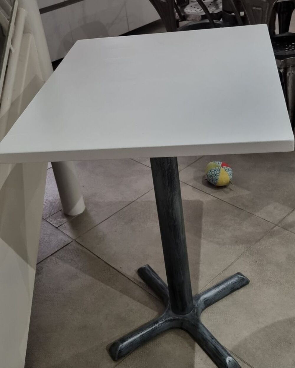 Superbe mange debout avec ces 2 tabourets r&eacute;glables &eacute;tat NEU Meubles