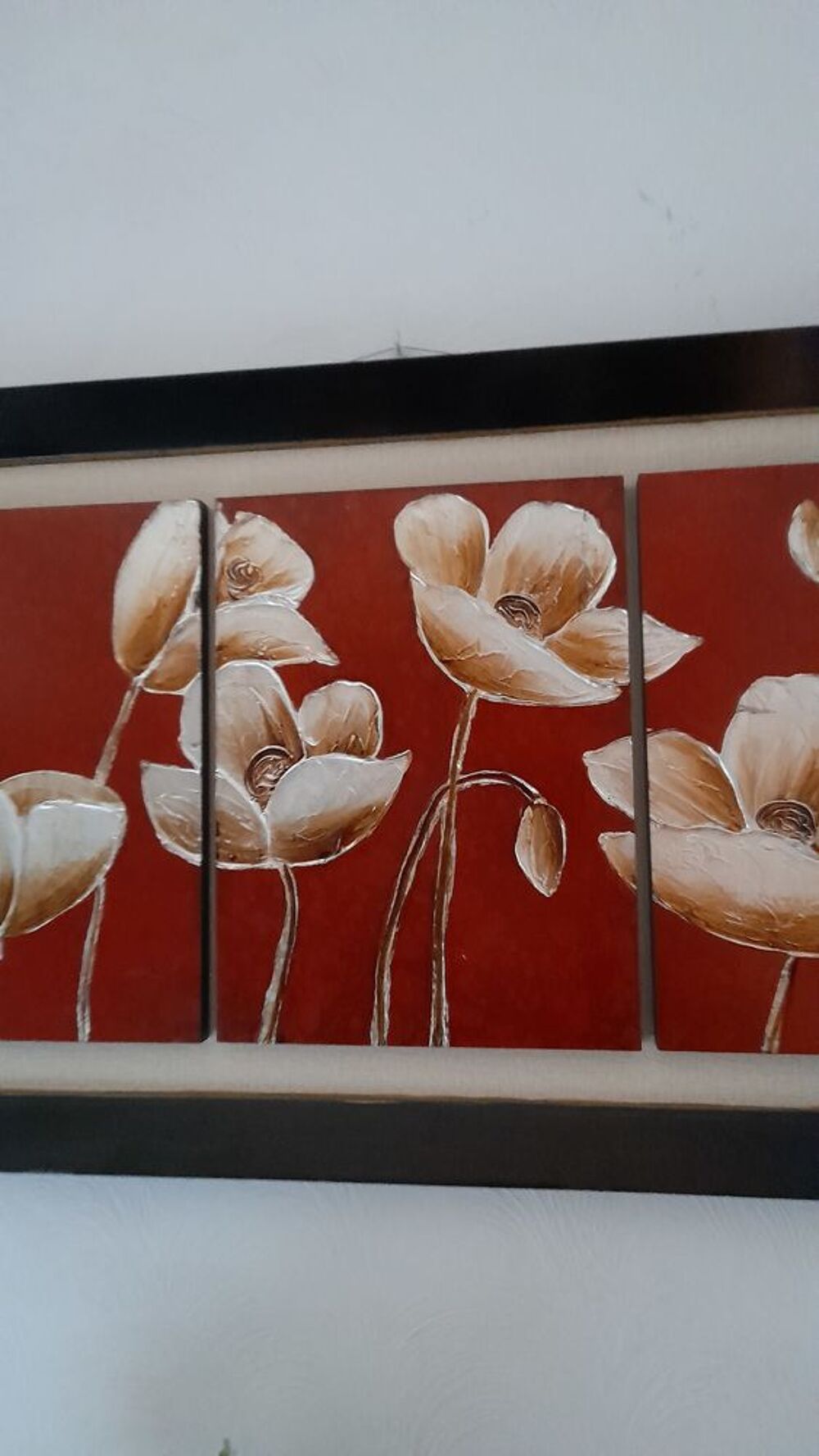 Tableau avec fleurs dor&eacute;es en relief. Décoration
