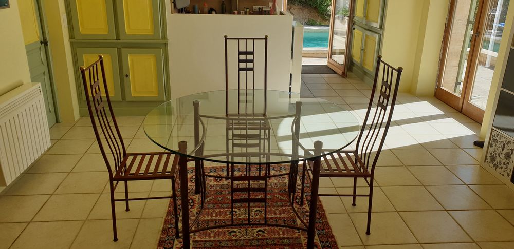 Table ronde plateau verre, 6 chaises, lustre en fer forg&eacute; Meubles