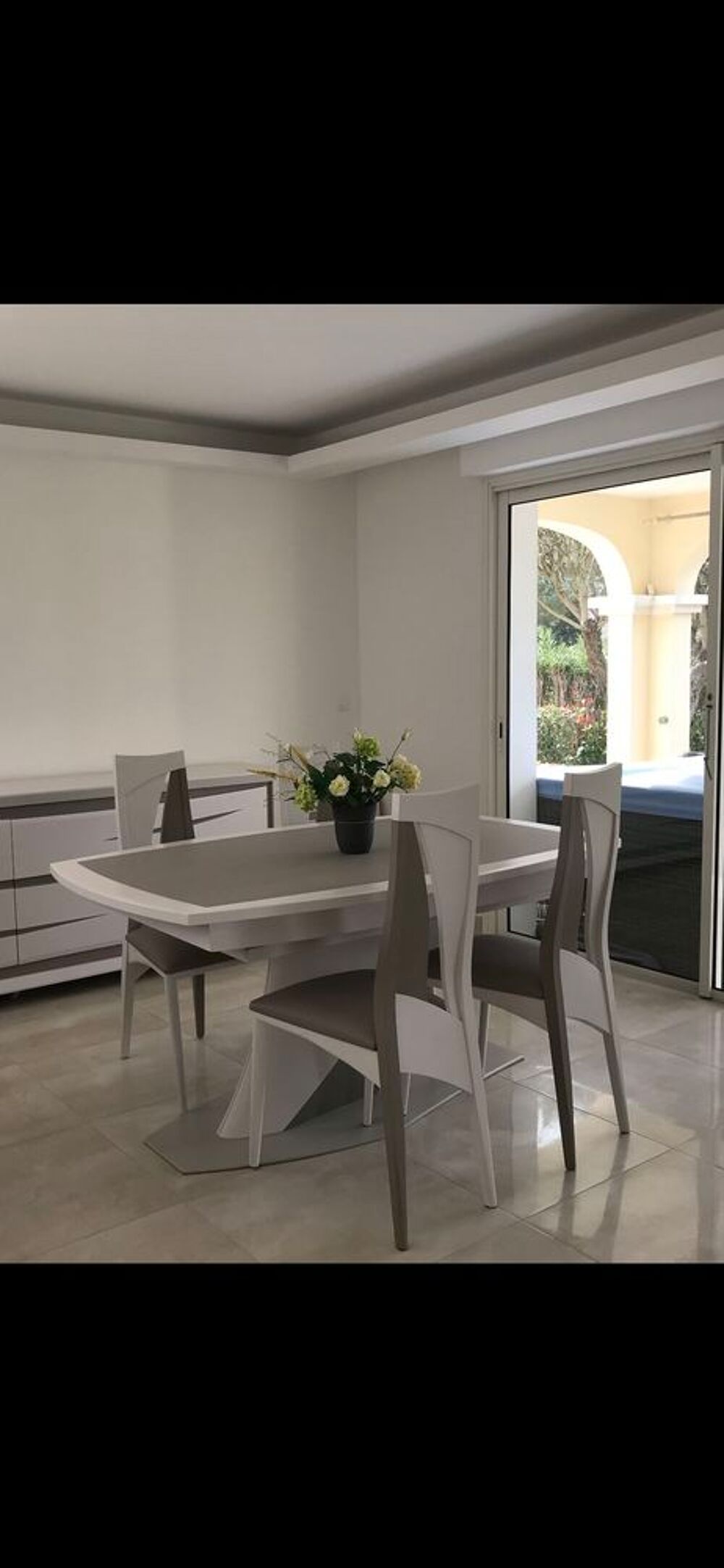 Table et chaises de salle &agrave; manger Meubles
