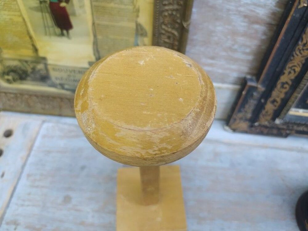 Ancien Pr&eacute;sentoir &agrave; Chapeau Magasin Siegel Vintage 
