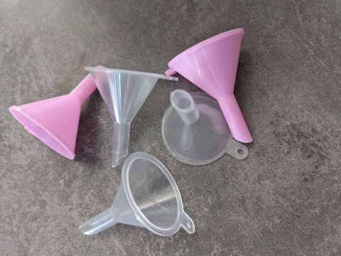 LOT DE 4 PETITS ENTONNOIRS � PARFUM ou autres liquides.
Fra 3 Marseille 13 (13)