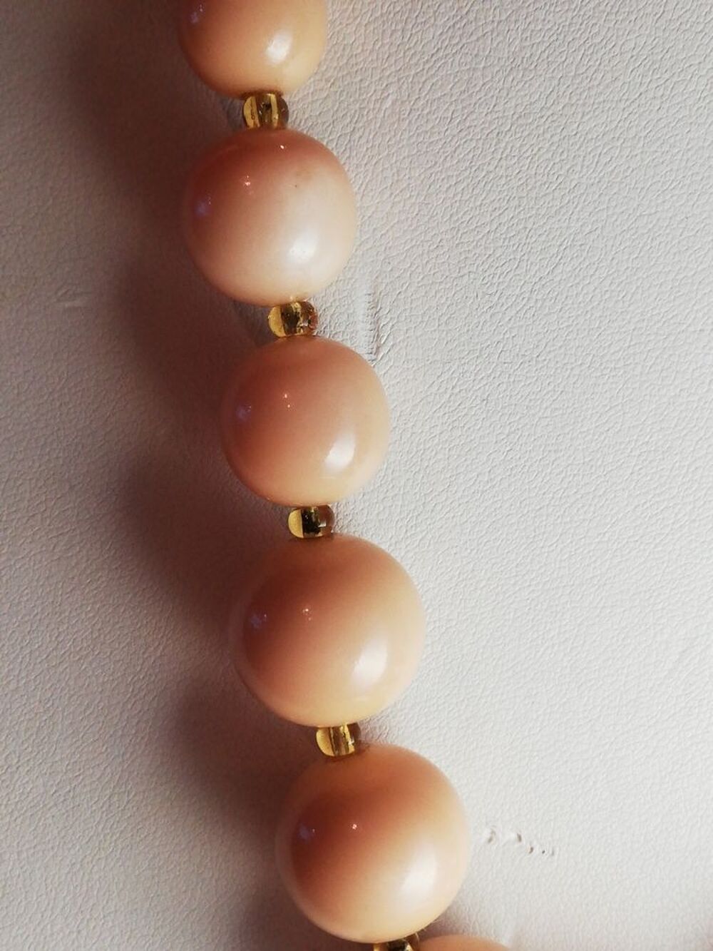 collier VINTAGE plastique et verre, perles beige, 1970 Bijoux et montres
