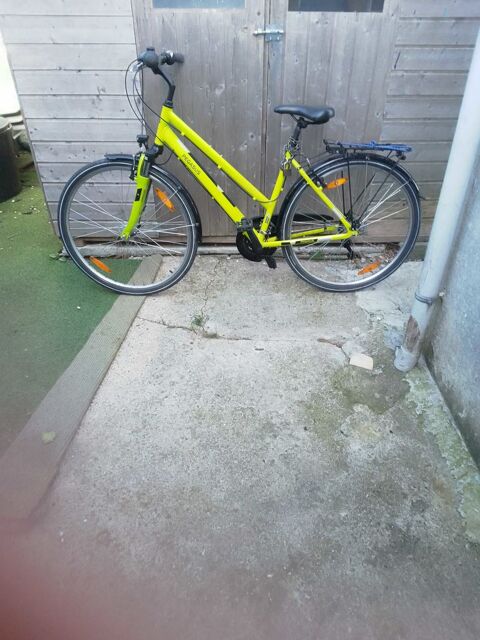 un grand vlo de ville couleur fluo 140 Saint-Cyr-sur-Loire (37)