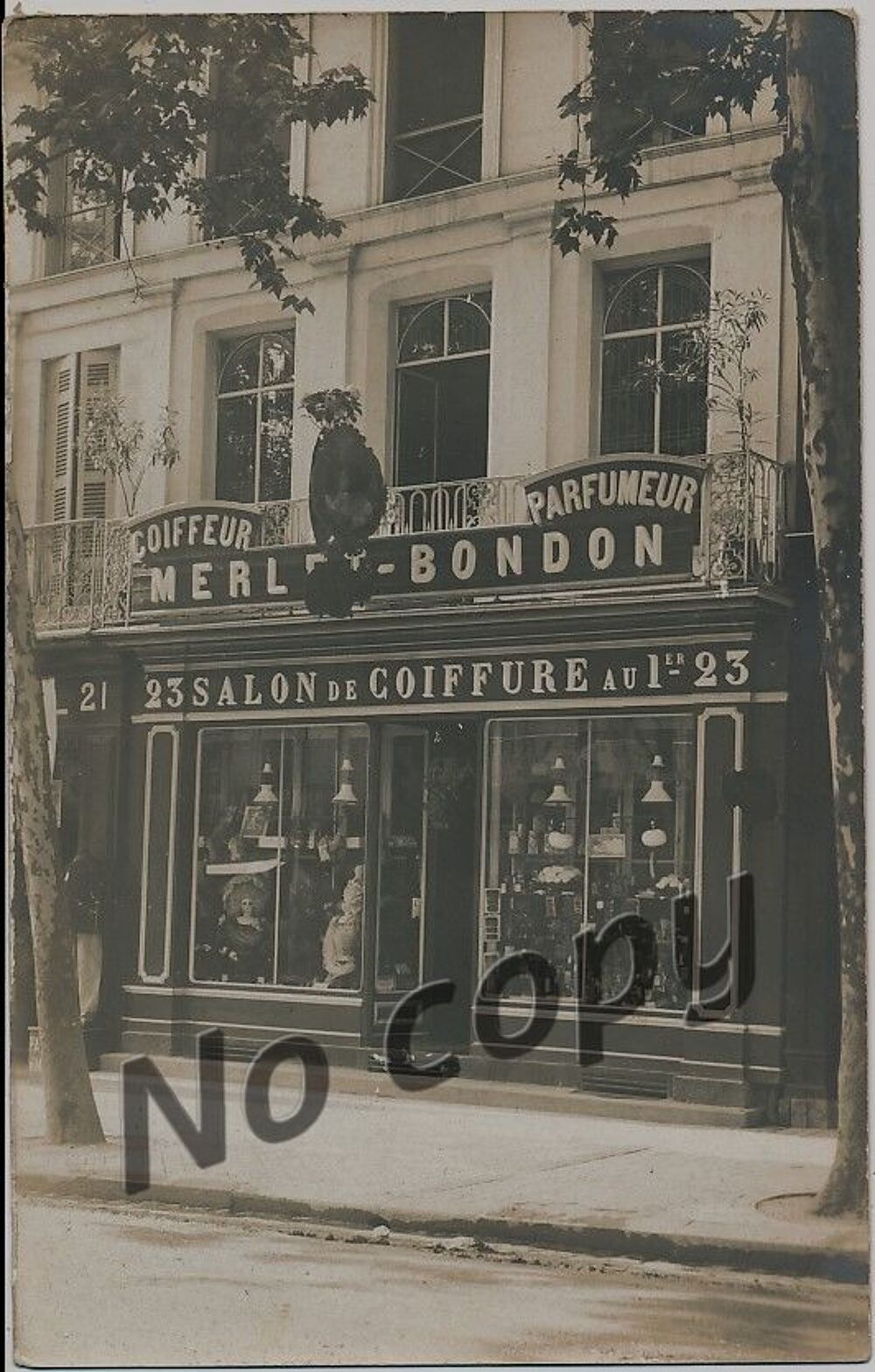 17 Saintes Carte Postale Photo Commerce Coiffeur ca1900 
